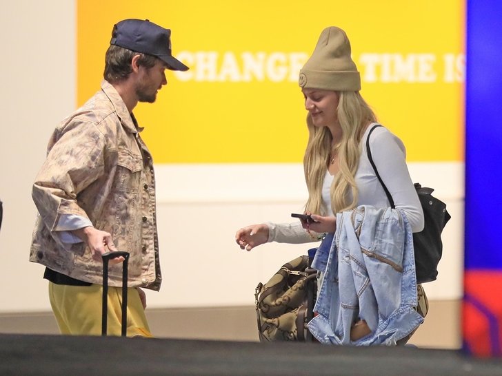 1675007288 968 Kelsea Ballerini and Chase Stokes Kissing and Hugging at LAX